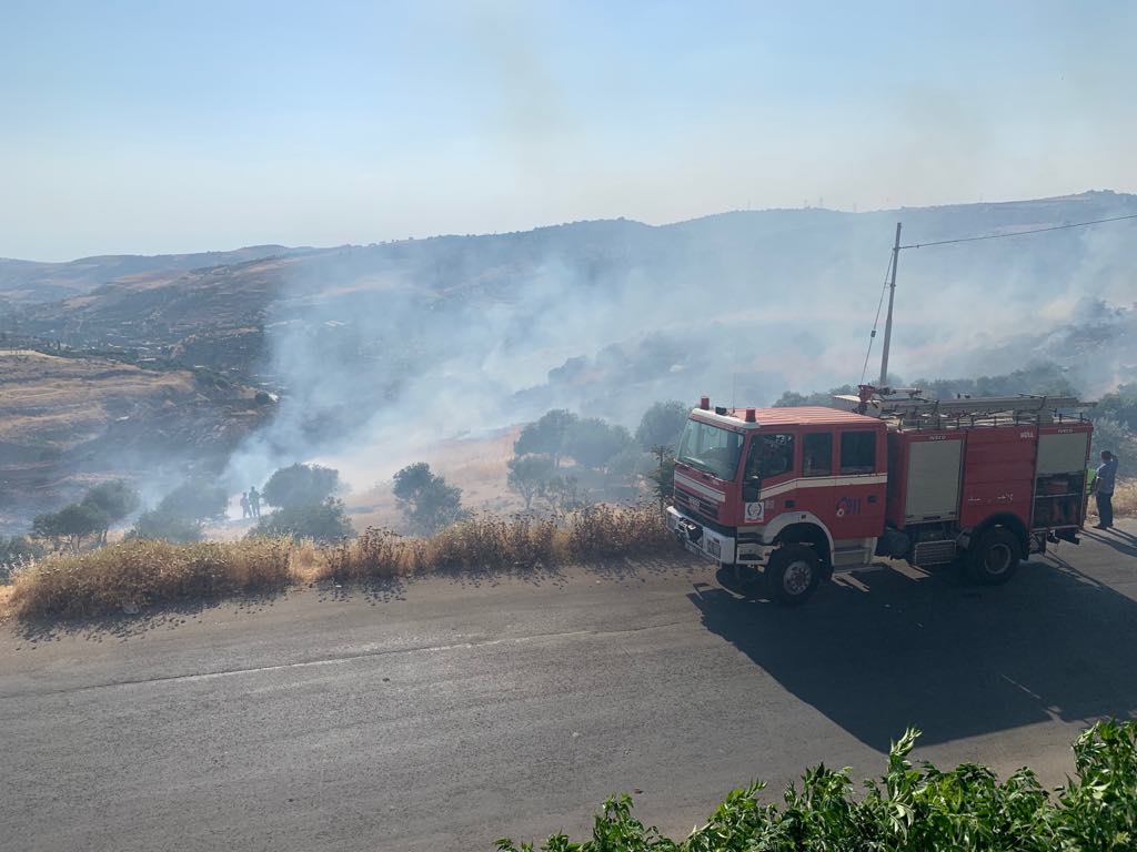 حريق يلتهم عشرات الدونمات في ابو السوس.. والدفاع المدني يعزز فرق الاطفاء في المنطقة - صور وفيديو