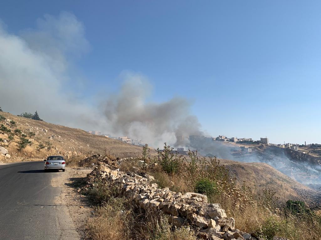 حريق يلتهم عشرات الدونمات في ابو السوس.. والدفاع المدني يعزز فرق الاطفاء في المنطقة - صور وفيديو