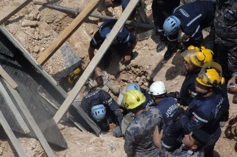 إنقاذ شخص اثر حادث انهيار حفرة في محافظة العاصمة  على طريق المطار