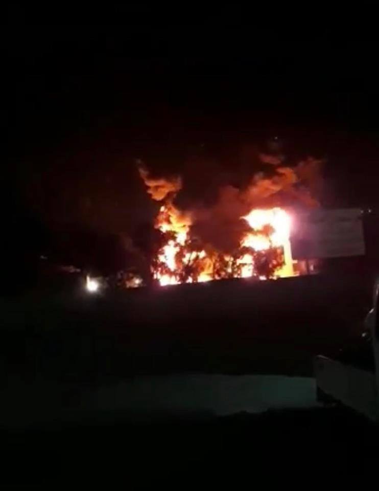الدفاع المدني يتعامل مع حريق مصنع بلاستيك كبير في ماركا الشمالية