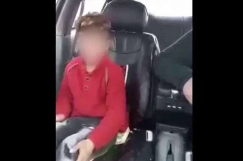 الامن يباشر التحقيق مع خال طفل ظهر بمقطع فيديو اثناء الاعتداء عليه بشكل مهين