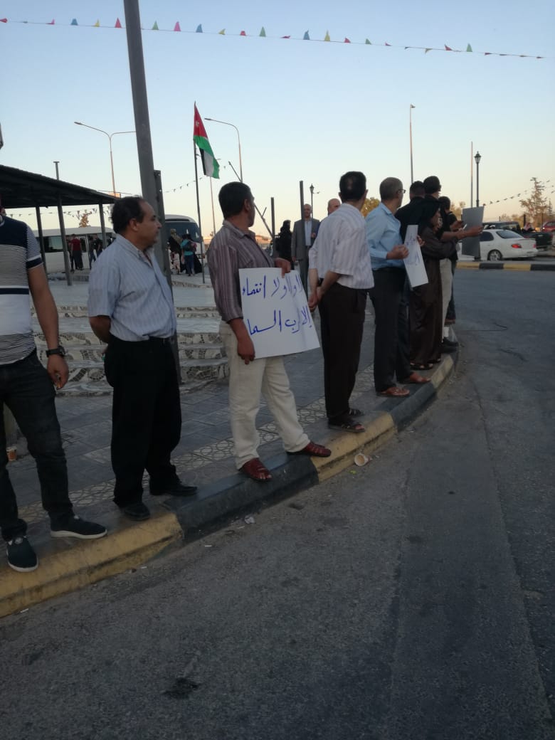 مسيرة ليلية في الزرقاء تطالب بالافراج عن المعتقلين ومقاطعة مؤتمر البحرين - صور