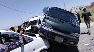 اصابة شخصين بتدهور مركبة في عمان