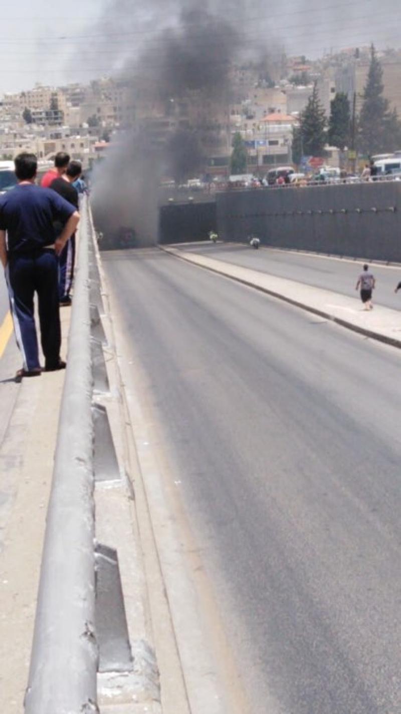 الدفاع المدني يخمد حريق مركبة في العاصمة