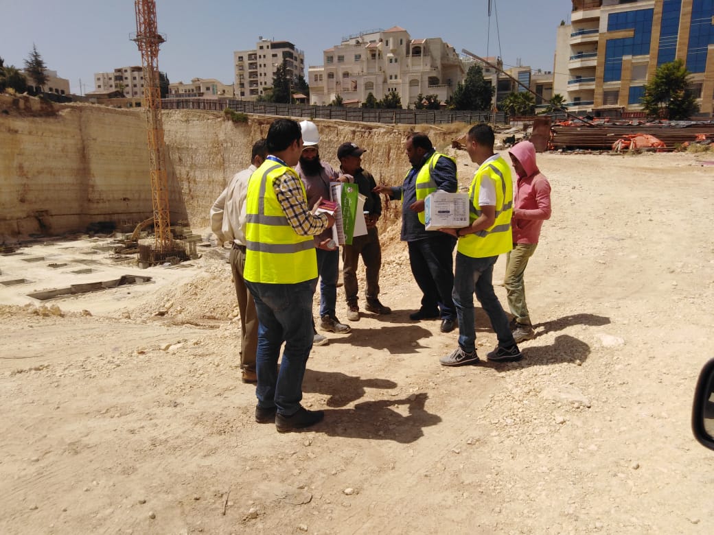 وزير العمل يوعز لفرق التفتيش لتفقد العاملين في  القطاع الانشائي والزراعي خلال موجه الحر السائدة