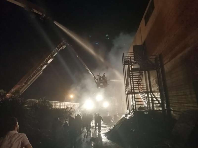 اربد: الدفاع المدني يعلن اخماد حريق مصنع الإسفنج في النعيمة  صور