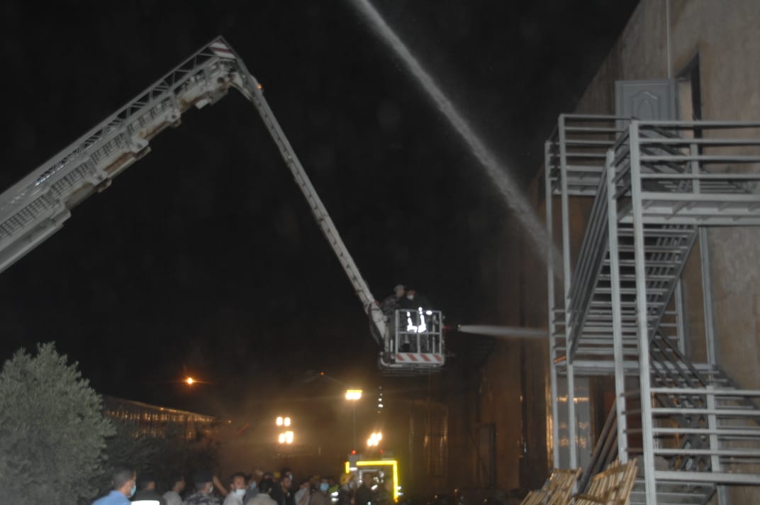 اربد: الدفاع المدني يعلن اخماد حريق مصنع الإسفنج في النعيمة - صور
