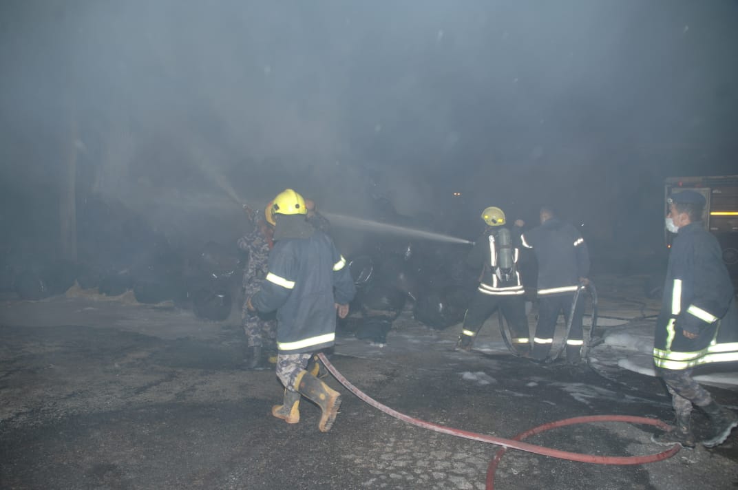 اربد: الدفاع المدني يعلن اخماد حريق مصنع الإسفنج في النعيمة - صور