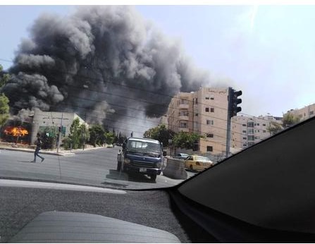 إخماد حريق ضخم بضاحية الروضة في عمان  صور