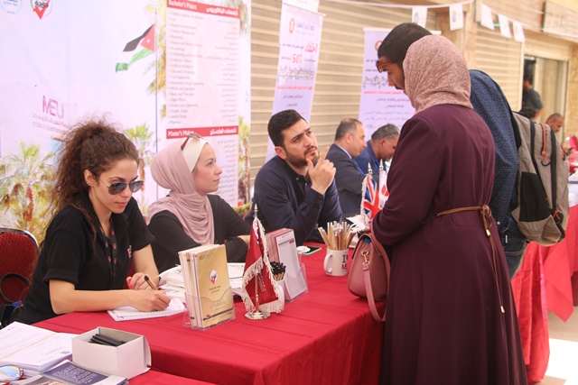 الملكة رانيا تزور جناح جامعة الشرق الأوسط خلال زيارتها لمعرض عينك عالمستقبل