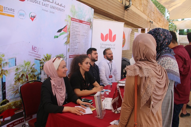 الملكة رانيا تزور جناح جامعة الشرق الأوسط خلال زيارتها لمعرض عينك عالمستقبل