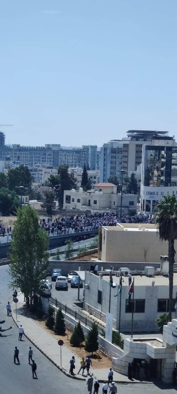 آلاف المعلمين يعتصمون في الشميساني.. واعتقال معلمين بعد منعهم من وصول الرابع - صور