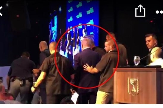 بالفيديو.. لحظة هروب رئيس وزراء إسرائيل بنيامين نتنياهو من قاعة في أسدود عقب تعرضها لقصف فلسطيني