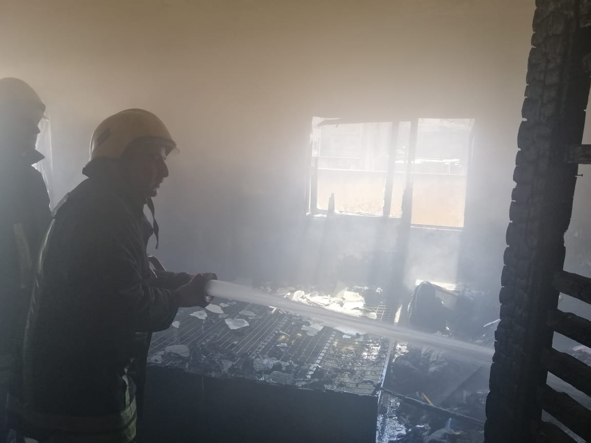 حريق داخل غرفة لأحد الشقق في اربد (صور)