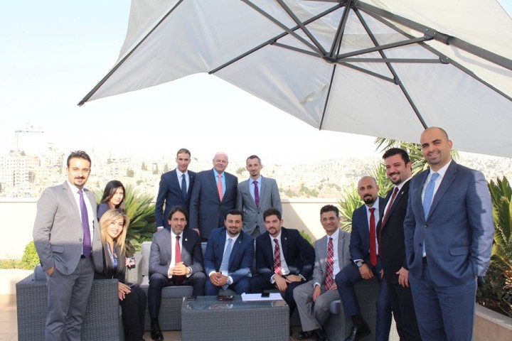 الوزني يكرم  روان الكردي  لحصولها على لقب الموظف المثالي - صور