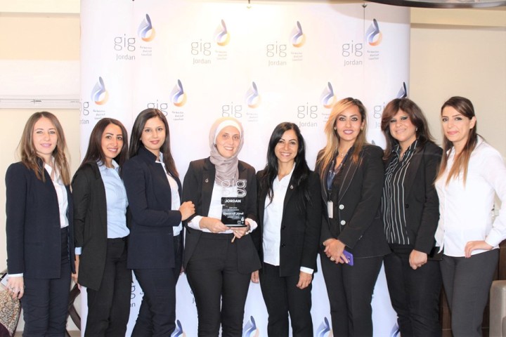 الوزني يكرم  روان الكردي  لحصولها على لقب الموظف المثالي - صور