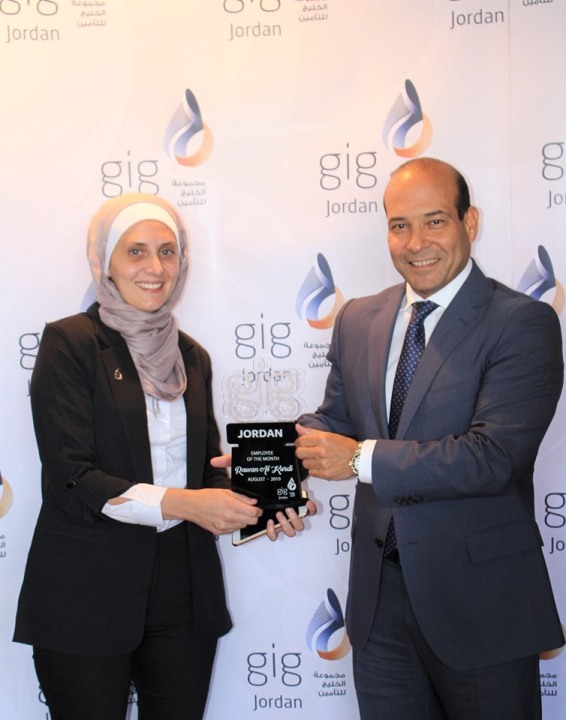 الوزني يكرم  روان الكردي  لحصولها على لقب الموظف المثالي - صور