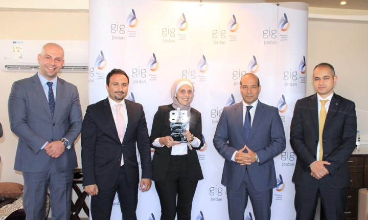 الوزني يكرم  روان الكردي  لحصولها على لقب الموظف المثالي - صور