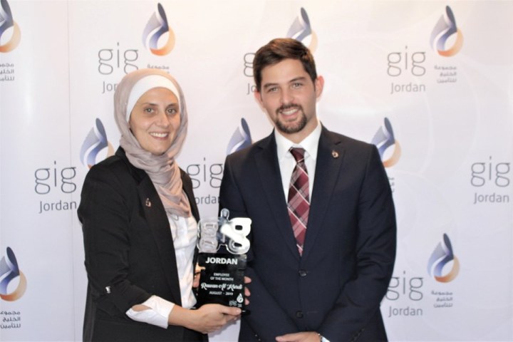 الوزني يكرم  روان الكردي  لحصولها على لقب الموظف المثالي - صور