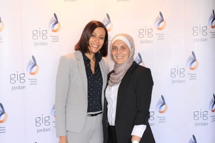 الوزني يكرم  روان الكردي  لحصولها على لقب الموظف المثالي - صور