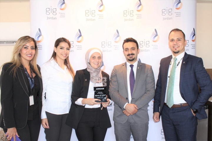 الوزني يكرم  روان الكردي  لحصولها على لقب الموظف المثالي - صور