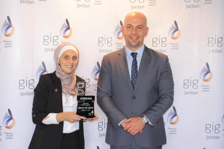 الوزني يكرم  روان الكردي  لحصولها على لقب الموظف المثالي - صور