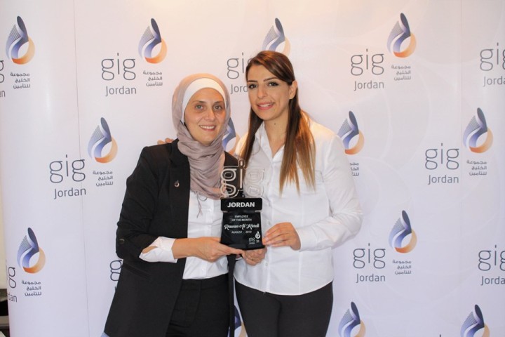 الوزني يكرم  روان الكردي  لحصولها على لقب الموظف المثالي - صور