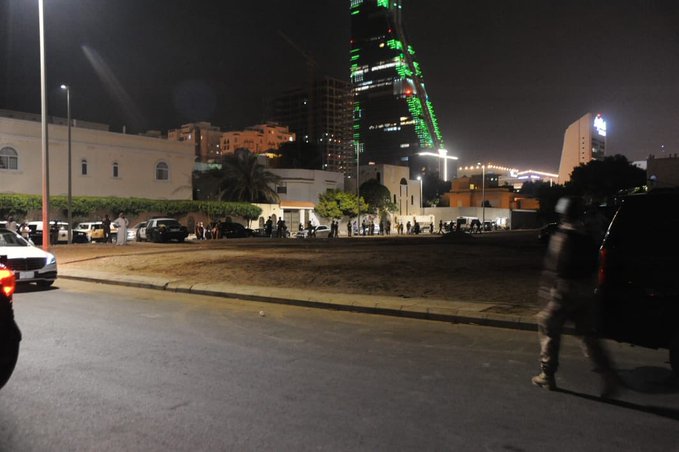 شاهد... أول صورة للحظة تطويق الجهات الأمنية موقع مقتل الحارس الشخصي للملك سلمان