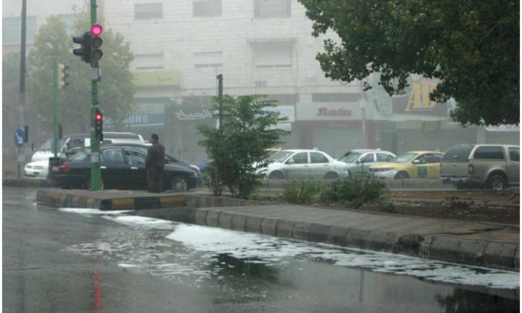 الدفاع المدني : يحذر المواطنين من الإنزلاقات المرورية جراء تساقط الأمطار المتوقعة اليوم وغداً