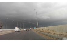 حوادث وانزلاقات للشاحنات بفعل الأمطار على الطريق الصحراوي  فيديو