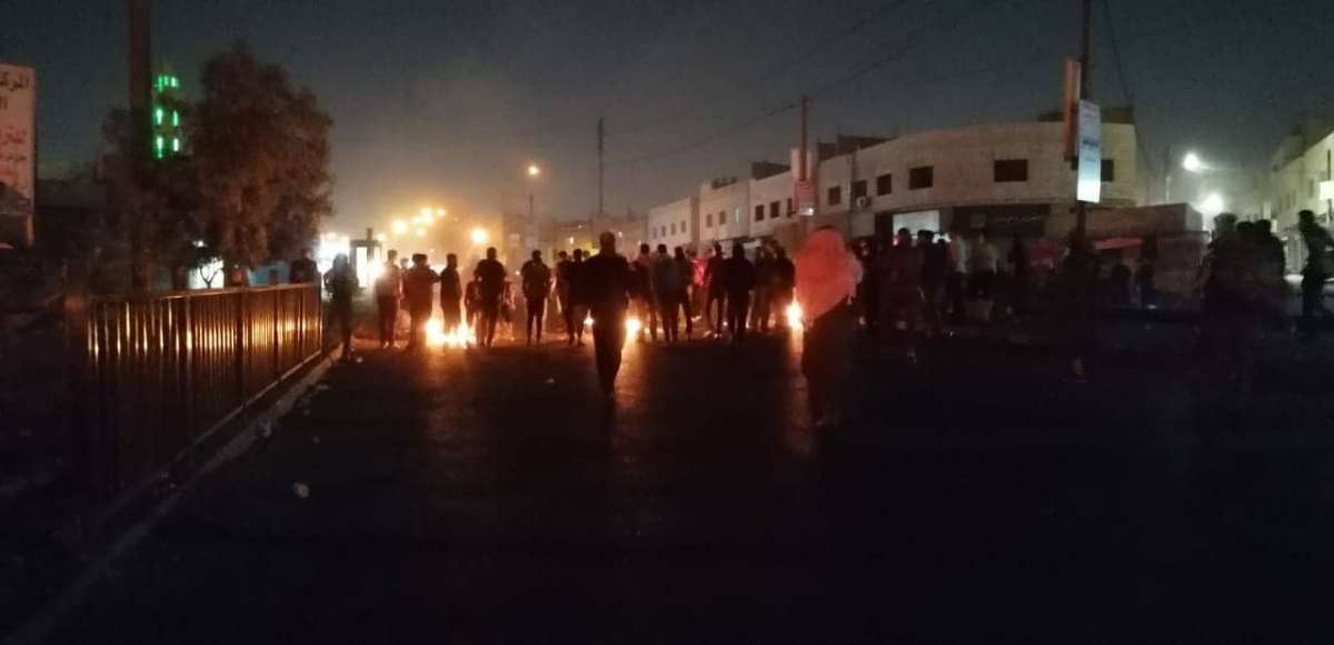 وساطات تنجح بتعليق الاحتجاجات في عوجان بعد اغلاق مؤقت للشارع - صور