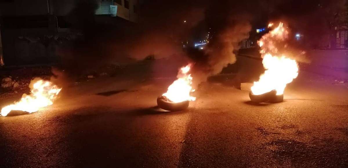 وساطات تنجح بتعليق الاحتجاجات في عوجان بعد اغلاق مؤقت للشارع - صور