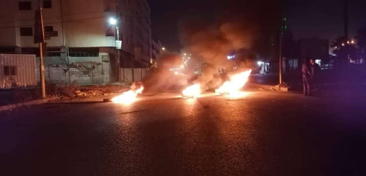 وساطات تنجح بتعليق الاحتجاجات في عوجان بعد اغلاق مؤقت للشارع - صور