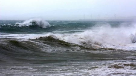 ارتفاع أمواج البحر الميت يسحب شخصين إلى العمق.. والدفاع المدني يتدخل