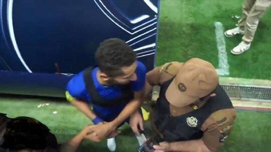 جو 24 رجل أمن يقاضي لاعب الهلال السعودي بعد الاعتداء عليه في الملعب فيديو
