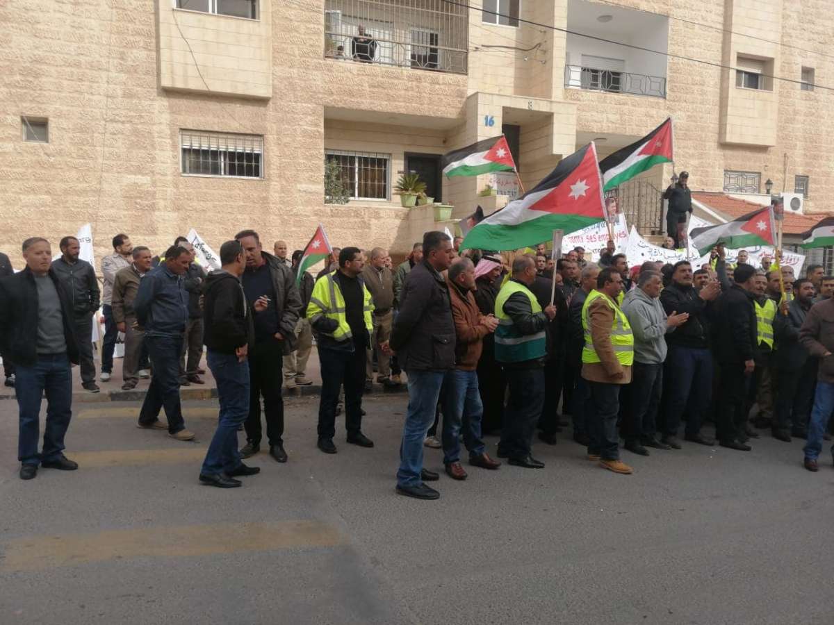 المفصولون من لافارج يعتصمون أمام العمل.. والبطاينة يستدعي ادارة الشركة - صور