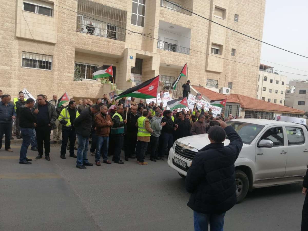 المفصولون من لافارج يعتصمون أمام العمل.. والبطاينة يستدعي ادارة الشركة - صور