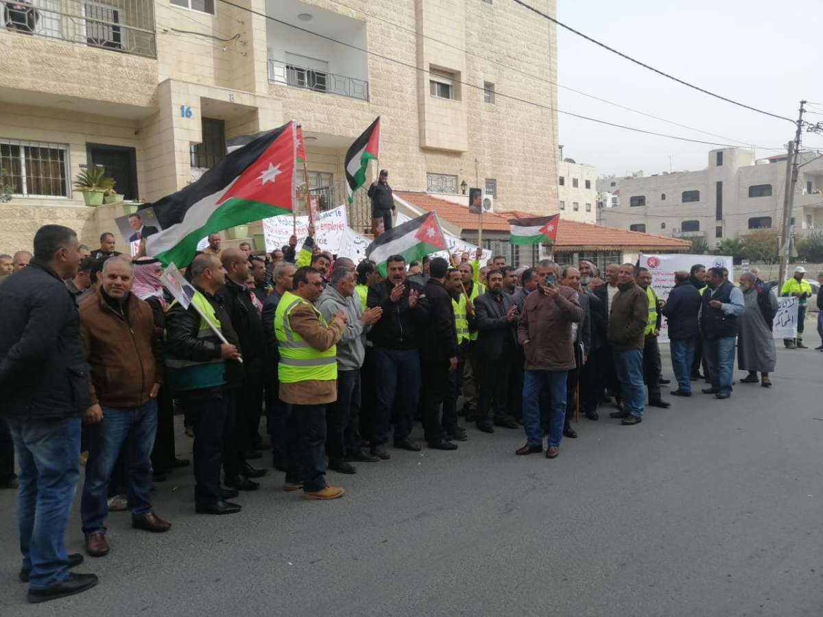 المفصولون من لافارج يعتصمون أمام العمل.. والبطاينة يستدعي ادارة الشركة - صور