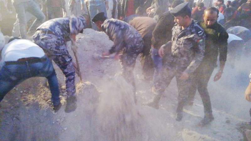الدفاع المدني يشارك بتشييع جثامين العائلتين الباكستانيتين في مقبرة الكرامة