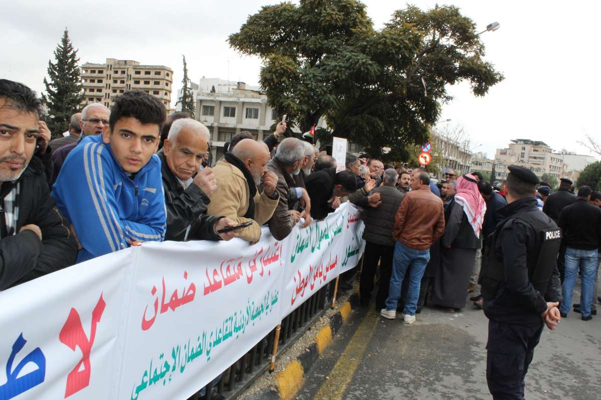 متقاعدو الضمان يحتجون أمام النواب على استثنائهم من زيادات الرواتب