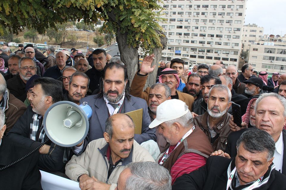 متقاعدو الضمان يحتجون أمام النواب على استثنائهم من زيادات الرواتب