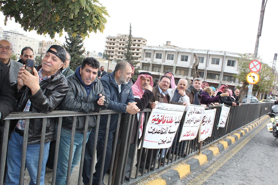 متقاعدو الضمان يحتجون أمام النواب على استثنائهم من زيادات الرواتب