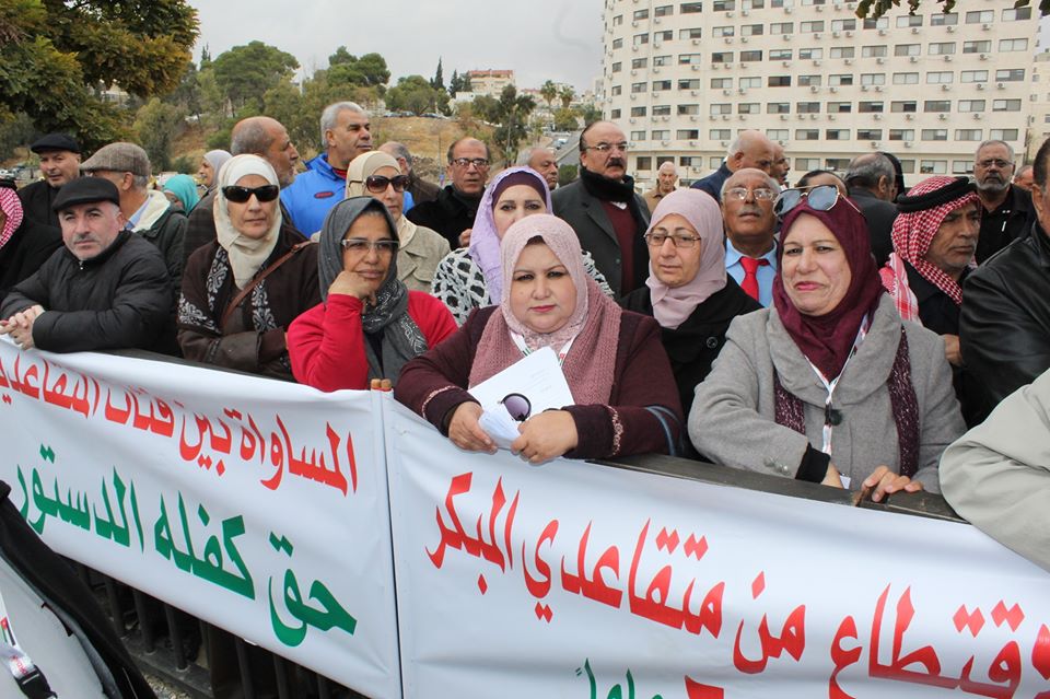 متقاعدو الضمان يحتجون أمام النواب على استثنائهم من زيادات الرواتب