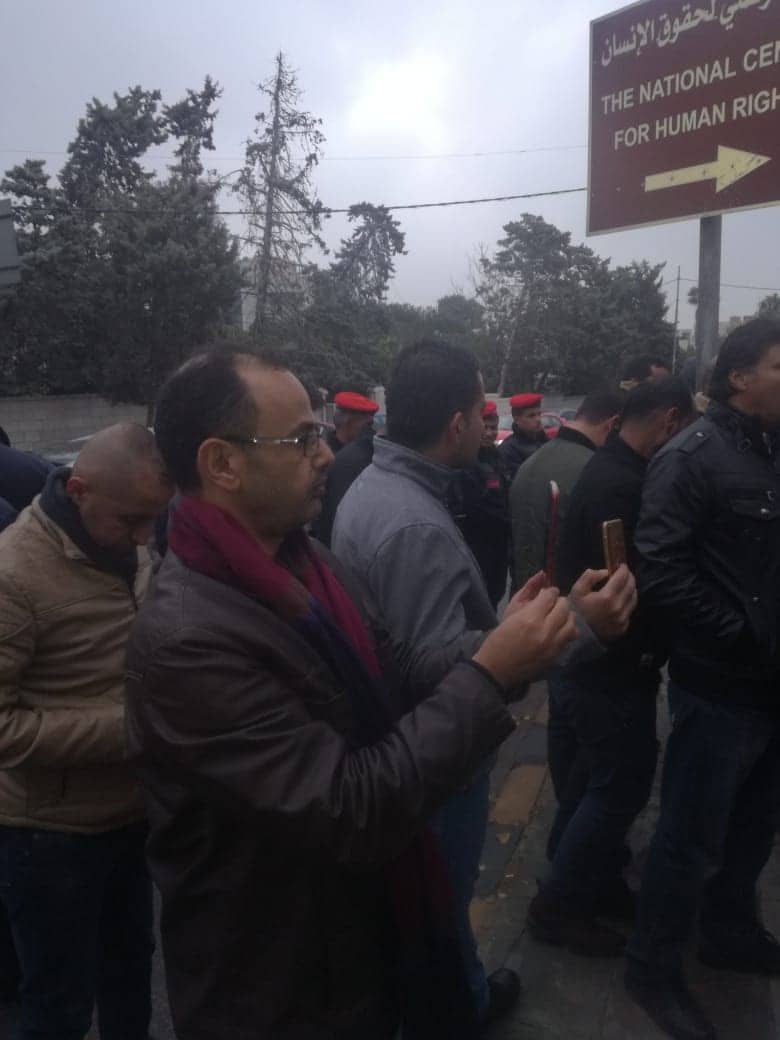 بريزات يعلن التزامه بزيارة المعتقلين السياسيّين ويتسلّم مذكّرة بمطالب حراك أبناء قبيلة بني حسن