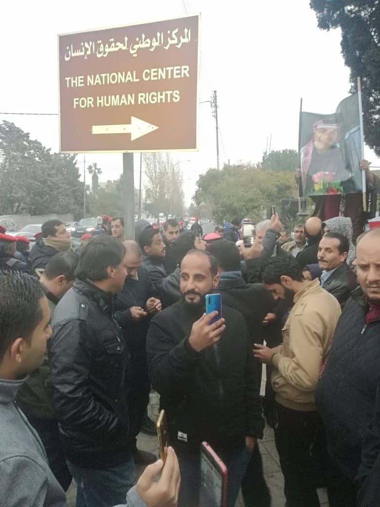 بريزات يعلن التزامه بزيارة المعتقلين السياسيّين ويتسلّم مذكّرة بمطالب حراك أبناء قبيلة بني حسن