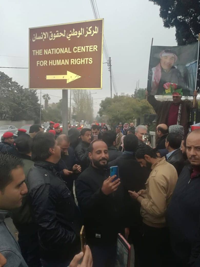 بريزات يعلن التزامه بزيارة المعتقلين السياسيّين ويتسلّم مذكّرة بمطالب حراك أبناء قبيلة بني حسن