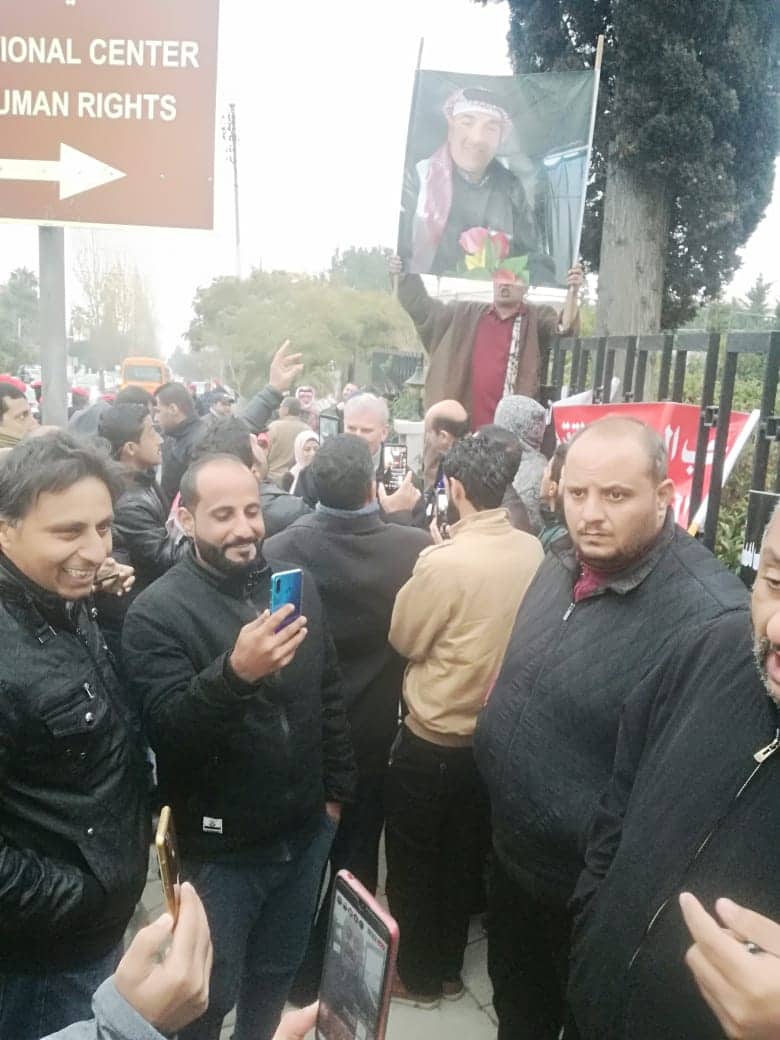 بريزات يعلن التزامه بزيارة المعتقلين السياسيّين ويتسلّم مذكّرة بمطالب حراك أبناء قبيلة بني حسن