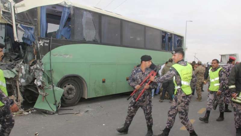 إصابة 68 شخص بحادث تصادم على الطريق الصحراوي