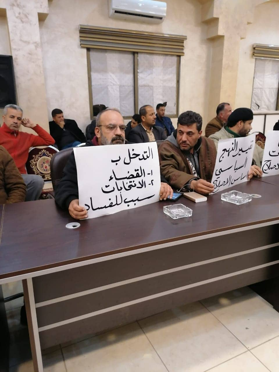 ناشطون من حراك بني حسن يرفعون لافتات في وجه الوزير المعايطة تطالب بالافراج عن المعتقلين - صور