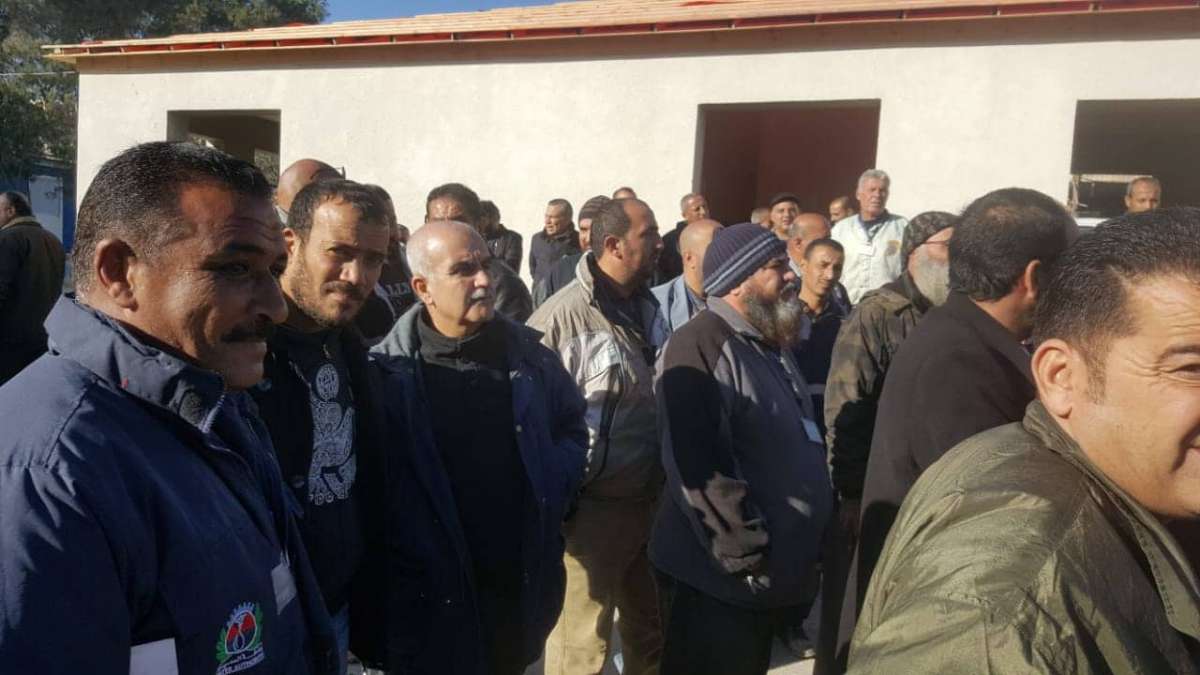  العاملون في مياه الزرقاء يعتصمون احتجاجا على عقود الاذعان - صور